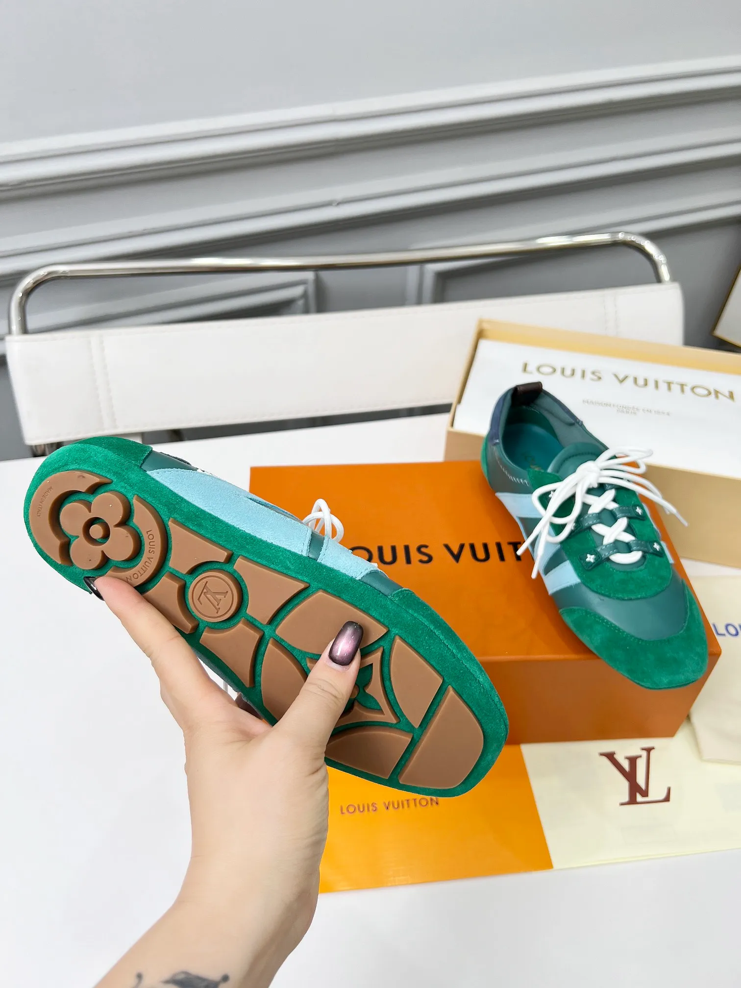 👟👟Ex-factory price 600👟👟 LV Sneakerina ballet-style sneakers are made of soft sheepskin and suede cow leather trimmings, and Monogram canvas is used to write the LV letters on the side, combining the light structure of ballet shoes with the comfortable texture of sneakers. Sacchetto craftsmanship and an injection-molded outsole complete the package, allowing for flexibility in a variety of looks. Code number: 35~41, colors are being updated...